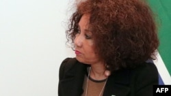 Le ministre sud-africain des Relations internationales et de la Coopération, Lindiwe Sisulu, lors de pourparlers bilatéraux avec le secrétaire britannique aux Affaires étrangères, Boris Johnson, dans le centre de Londres, le 17 avril 2018.