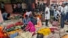 La gente se encuentra junto a los cuerpos de las víctimas de una estampida frente a un hospital en el distrito de Hathras en el estado norteño de Uttar Pradesh, India, el 2 de julio de 2024.