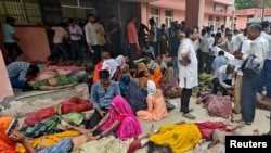 印度北方邦北部哈特拉什区一家医院外，人们在踩踏事故遇难者尸体旁哀悼。(2024年7月2日)