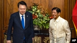 Presiden Korea Selatan Yoon Suk Yeol (kiri) bertemu dengan Presiden Filipina Ferdinand Marcos Jr. di Istana Malacanang, Manila, pada 7 Oktober 2024. (Foto: Ezra Acayan/Pool via AP)