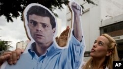 López y los ex alcaldes Ceballos y Scarano son considerados por sus abogados como presos políticos.