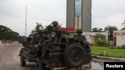 剛果民主共和國的士兵在首都國營電視台大樓附近巡邏