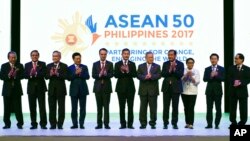 ASEAN Foreign Ministers applaud at the opening ceremony of the 50th ASEAN Foreign Ministers Meeting at the Philippine International Convention Center, Aug. 5, 2017 in suburban Pasay city, south of Manila, Philippines. 