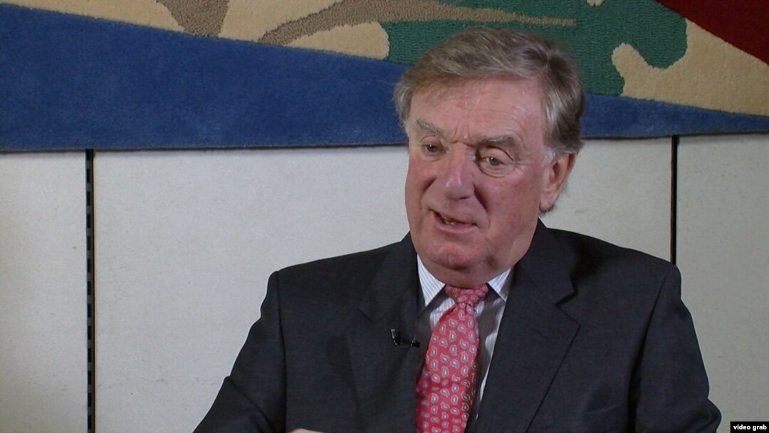 英國國會外交事務委員會主席奧塔偉爵士(Sir Richard Ottaway)（美國之音視頻截圖）