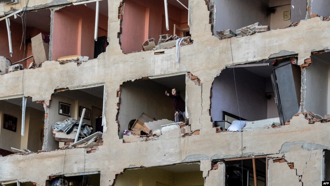 Gedung apartemen yang hancur akibat ledakan bom di Diyarbakir, kota di bagian tenggara Turki (4/11). (AFP/Ilyas Akengin)