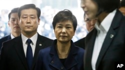 Cựu Tổng thống Hàn Quốc Park Geun-hye đến Tòa án Quận Trung tâm Seoul dự một buổi nghe chứng theo yêu cầu bắt giữ bà của công tố viên, ở Seoul, Hàn Quốc, ngày 30 tháng 3, 2017.