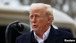 El presidente de Estados Unidos, Donald Trump, habla mientras recorre las zonas devastadas por el huracán Helene para evaluar los esfuerzos de recuperación en Swannanoa, Carolina del Norte, Estados Unidos, el 24 de enero de 2025.