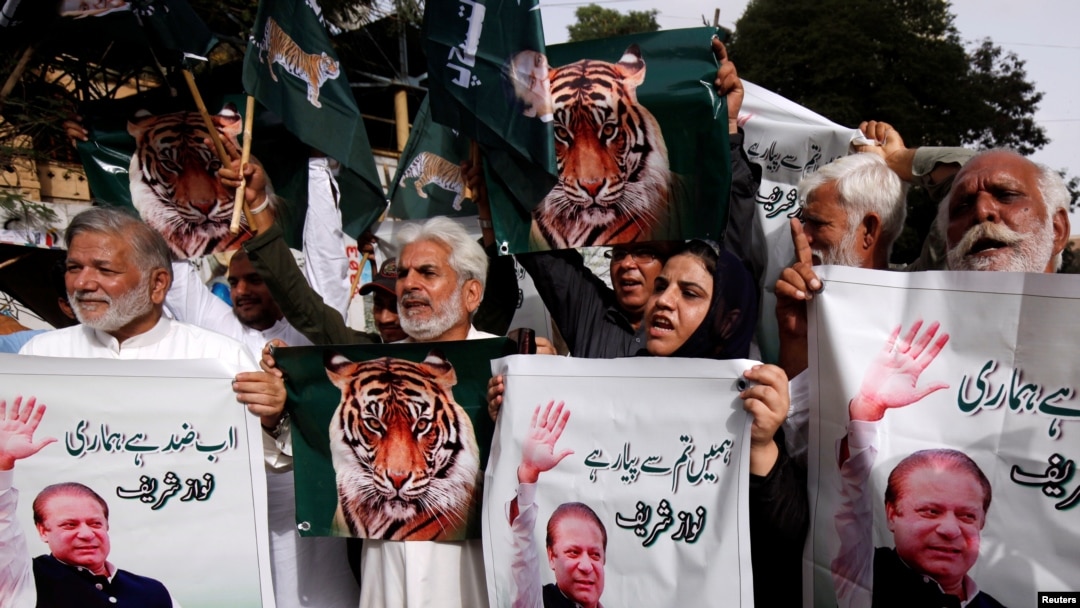 مسلم لیگ (ن) کے کارکن کراچی میں نواز شریف کی سزا کے خلاف احتجاج کر رہے ہیں۔