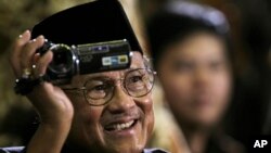 Mantan presiden B.J. Habibie saat menghadiri pidato Presiden AS Barack Obama di Universitas Indonesia, Jakarta, 10 November 2010. (Foto: AP)