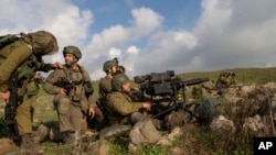 Reservistas de combate y fuerzas de tanques israelíes participan en ejercicios de entrenamiento en el frente libanés en los Altos del Golán controlados por Israel, el jueves 4 de enero de 2024.