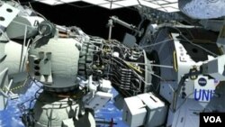 Awak Stasiun Antariksa Internasional (ISS) bersiap melakukan space walk untuk memperbaiki kebocoran amonia (foto: dok).
