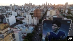 Un gran mural del fallecido futbolista Diego Maradona, obra del artista Martin Ron, se encuentra en Buenos Aires, Argentina, el lunes 10 de marzo de 2025.