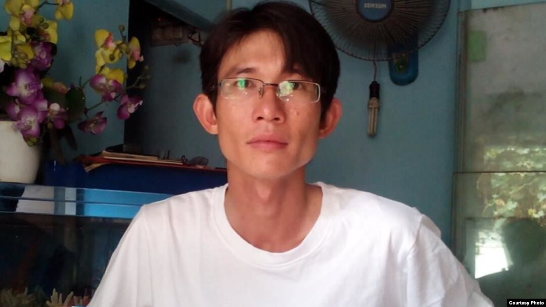 Blogger Vietnam Dinh Nhat Uy holds dinyatakan bersalah oleh pengadilan hari Selasa (29/10). 