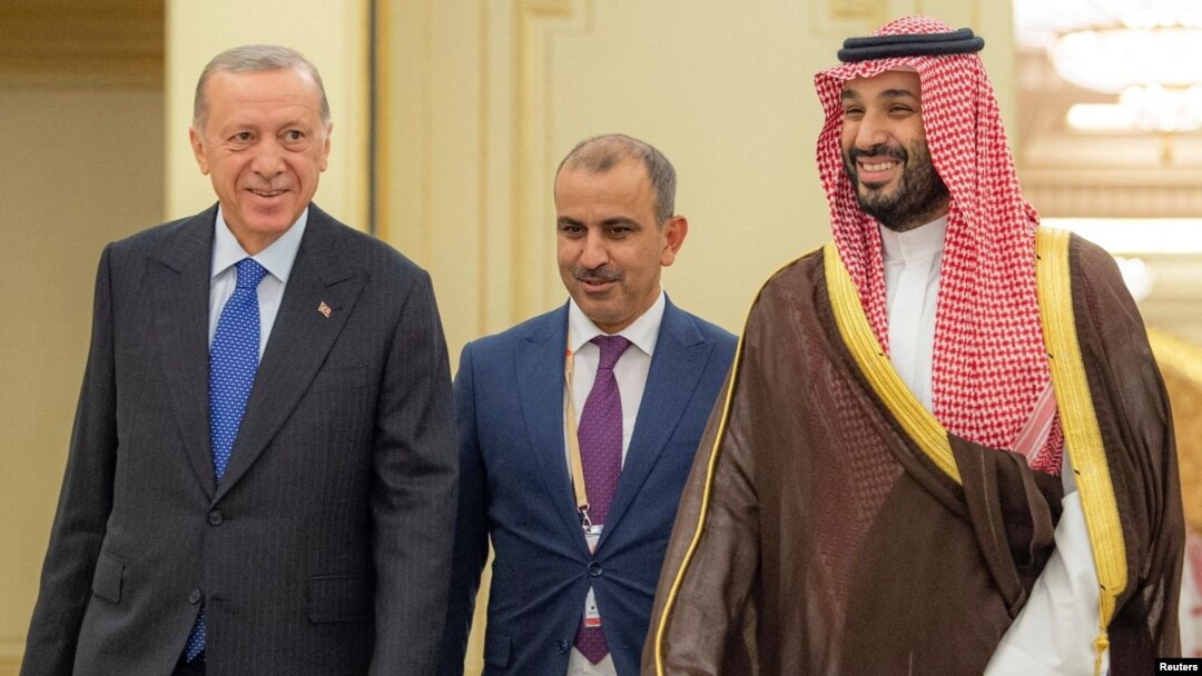 Presiden Turki Recep Tayyip Erdogan disambut oleh Putra Mahkota Mohammed bin Salman saat tiba di Jeddah, Arab Saudi hari Senin (17/7). 