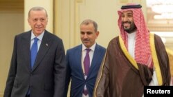 Presiden Turki Recep Tayyip Erdogan disambut oleh Putra Mahkota Mohammed bin Salman saat tiba di Jeddah, Arab Saudi hari Senin (17/7). 