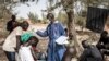 Les enfants de rue se font prendre leur température en zone de quarantaine, dans un refuge pour enfants de rue nouvellement arrivés à l'extérieur de Dakar, le 10 avril 2020.