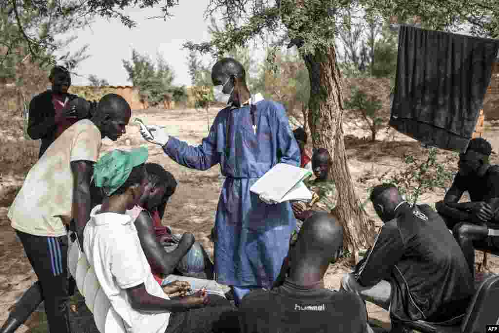 Les enfants de rue se font prendre leur temp&#233;rature en zone de quarantaine, dans un refuge pour enfants de rue nouvellement arriv&#233;s &#224; l&#39;ext&#233;rieur de Dakar, le 10 avril 2020.