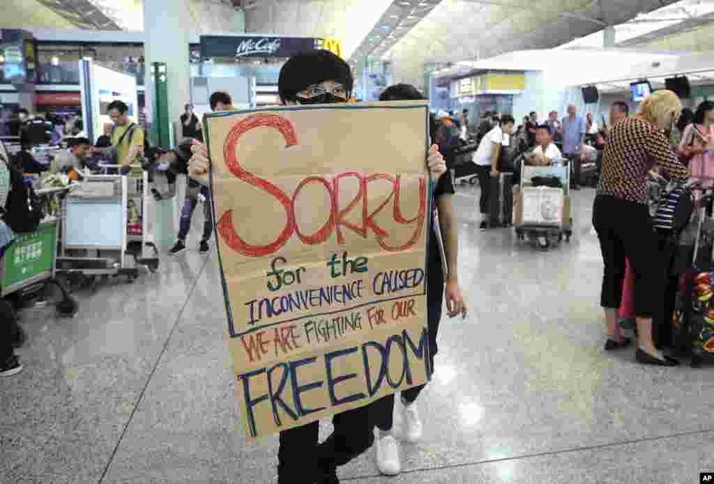 فرودگاه بین المللی هنگ کنگ برای دومین روز به خاطر حضور معترضان بسته ماند. این معترض روی کاغذی که به دوش می کشد، از مسافران عذرخواهی کرده و نوشته &laquo;ما برای آزادی مان می&zwnj;جنگیم&raquo;. مردم این دولت شهر به دخالت های چین اعتراض دارند.&nbsp;