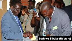 31일 짐바브웨에서 대통령 선거를 치른 가운데, 로버트 무가베 대통령(왼쪽)이 하라레의 한 투표소에서 투표하고 있다.