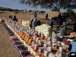 Makanan darurat yang didistribusikan oleh Program Pangan Dunia dan World Relief di Kulbus, Darfur Barat, Sudan, Maret 2024. (World Relief via AP)