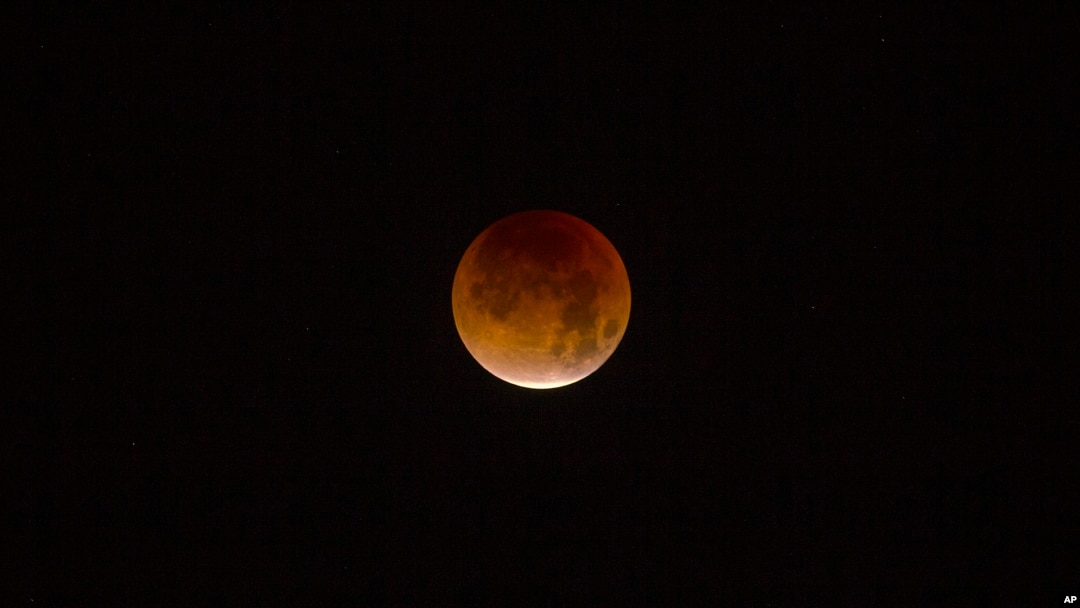 (Archivo) Una super luna es vista desde Hollywood en Los Ángeles, California, el 31 de enero de 2018.