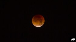 (Archivo) Una super luna es vista desde Hollywood en Los Ángeles, California, el 31 de enero de 2018.