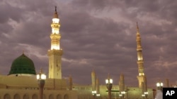 Ảnh tư liệu - Những tín đồ đến thăm Thánh điện của Nhà tiên tri tại thành phố Medina, Ả-rập Xê Út, ngày 5 tháng 7 năm 2013. 
