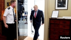 Britanski premijer Boris Džonson po povratku u rezidenciju (Foto: Andrew Parsons/10 Downing Street/Handout via REUTERS) 