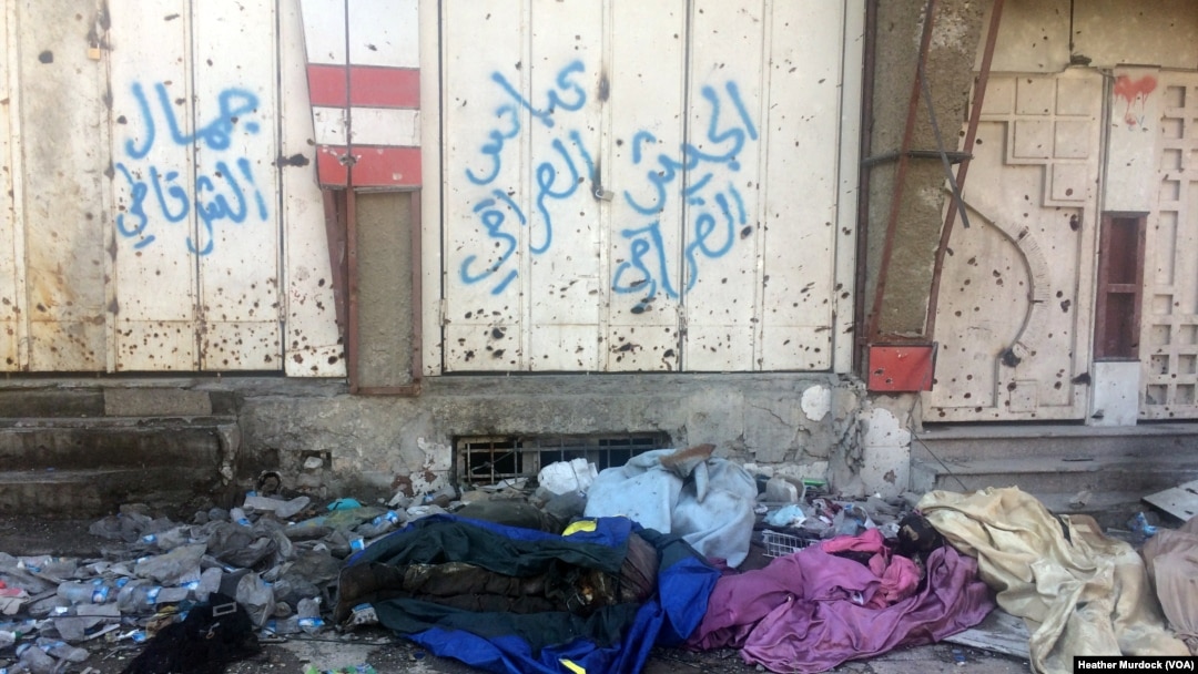 Beberapa mayat militan ISIS masih dibiarkan tergeletak di kota tua Mosul, Irak delapan bulan setelah kota ini direbut oleh pasukan Irak (1/3).