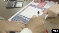 美国人注册成为选民(视频截图)