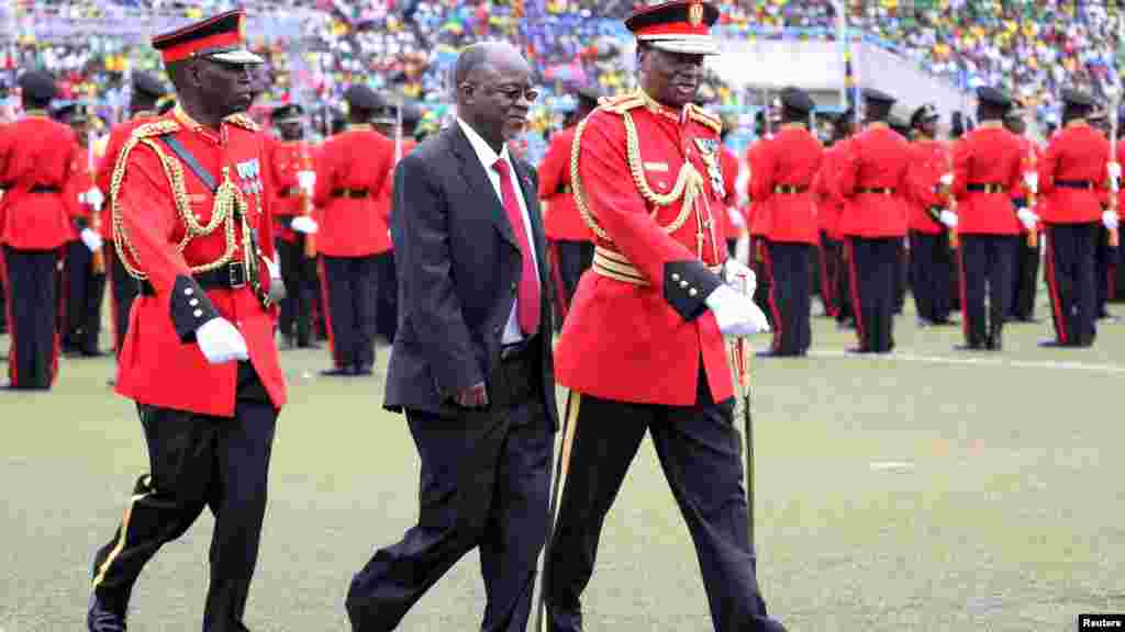 John Pombe Magufuli, le nouveau président élu de la Tanzanie, passe en revue les troupes lors de la cérémonie de prestation de serment au stade Uhuru à Dar es Salam, 5 novembre 2015. REUTERS/Emmanuel Herman