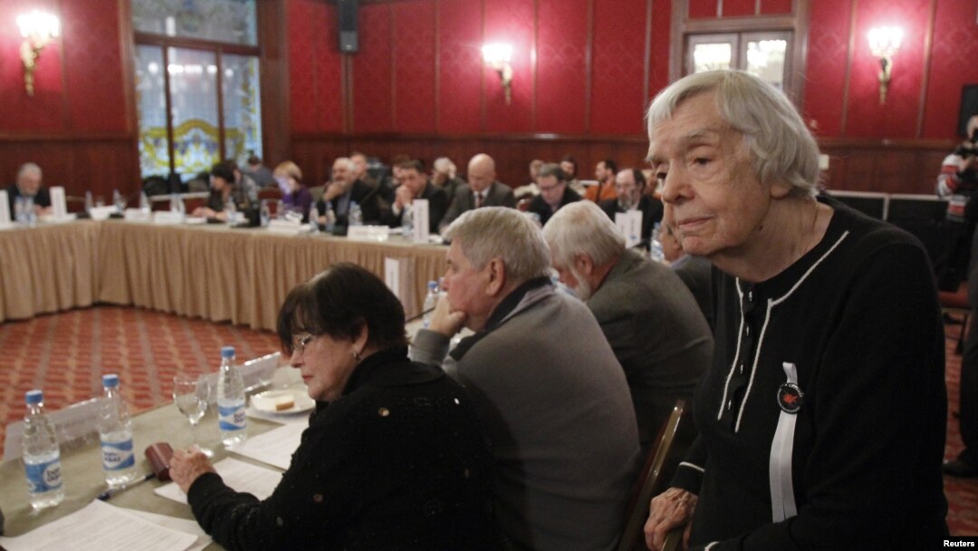 Aktivis HAM dan salah satu dari pendiri Moskow Helsinki Watch Group, Lyudmila Alexeyeva (kanan) menghadiri sidang di Moskow (foto: dok).