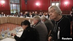 Aktivis HAM dan salah satu dari pendiri Moskow Helsinki Watch Group, Lyudmila Alexeyeva (kanan) menghadiri sidang di Moskow (foto: dok).