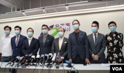 公民党4名立法会选举参选人郑达鸿、郭荣铿(右二、三)、郭家麒、杨岳桥(左二、三) 7月30日被当局DQ(取消)参选资格，党主席梁家杰(右四) (公民党图片) (美国之音/汤惠芸)