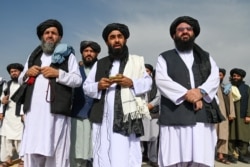 Taliban spokesman Zabihullah Mujahid (C) speaks to the media at the airport in Kabul on August 31, 2021, after the US has pulled all its troops out of the country to end a brutal 20-year war