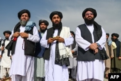 Taliban spokesman Zabihullah Mujahid (C) speaks to the media at the airport in Kabul on August 31, 2021, after the US has pulled all its troops out of the country to end a brutal 20-year war