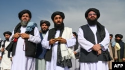 자비훌라 무자히드(가운데) 탈레반 대변인이 31일 아프가니스탄 카불 국제공항에서 기자회견하고 있다.