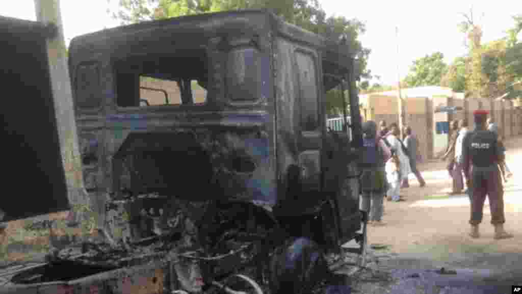 Sojoji da &#39;yansanda sun shiga sintiri bayan harin da ake zato &#39;yan kungiyar Boko Haram ne suka kai kusa da sansanin mayakan sama a Maiduguri ranar 2 ga watan Disamba shekarar 2013.