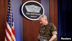 El general Kenneth McKenzie, que hoy anunció el fin de la misión estadounidense en Afganistán, tras una rueda de prensa en el Pentágono, el 13 de marzo de 2020.