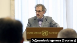 美国负责军控与防扩散事务的助理国务卿克里斯托弗·耶奥(Christopher Yeaw)在日内瓦的联合国裁军谈判会议上发表讲话。(2026年2月23日)