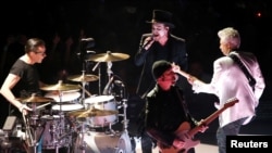 U2 saat menggelar konser dalam tur "Experience + Innocence" di The Forum di Inglewood, California, 16 Mei 2018. 
