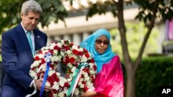 U.S. Secretary of State John Kerry, left, participates in a wreath laying ceremony with Rukia Ali, a victim of the 1998 U.S. embassy bombing, at the August 7 Memorial Park in Nairobi, Kenya, May 4, 2015.