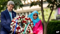 ادی احترام جان کری وزیر خارجه آمریکا به قربانیان بمبگذاری سال ۱۹۹۸ میلادی در سفارت آمریکا در نایروبی - ۱۴ اردیبهشت ۱۳۹۴ 