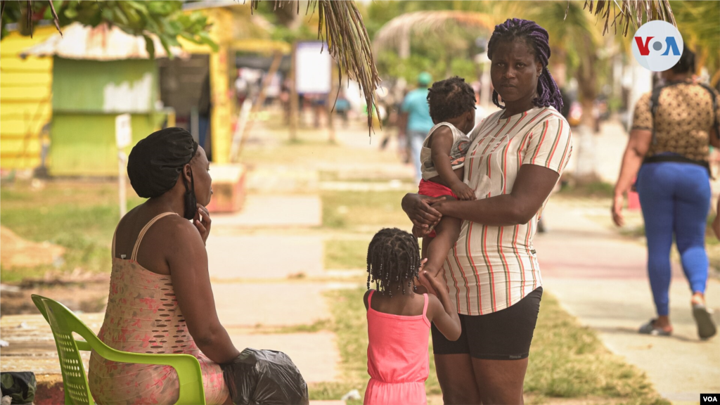 Madres migrantes resguardan a sus hijos antes de llegar a la peligrosa selva del Dari&#233;n.