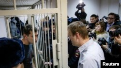 Nhà lãnh đạo đối lập và cũng là một blogger chống tham nhũng Alexei Navalny nói chuyện với em, Oleg trong phiên tòa ở Moscow, 30/12/14