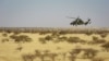 L’hélicoptère Tigre de la mission française Barkhane au centre du Mali, pendant qu'une force conjointe jihadiste reliant des pays du Sahel a débuté ses opérations le 1er novembre 2017. / AFP PHOTO / Daphné BENOIT