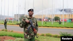 肯尼亞國際機場大火後有警員把手