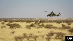 L’hélicoptère Tigre de la mission française Barkhane au centre du Mali, pendant qu'une force conjointe jihadiste reliant des pays du Sahel a débuté ses opérations le 1er novembre 2017. / AFP PHOTO / Daphné BENOIT