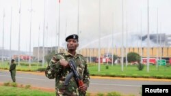 Polisi Kenya berjaga-jaga di Bandara Internasional Jomo Kenyatta di Nairobi setelah terjadinya kebakaran di bandara tersebut (7/8).