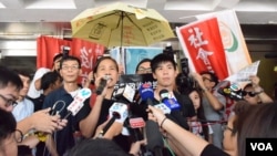 前學聯副秘書長岑敖暉與前社民連梁國雄議員的助理陳寶瑩在法庭外 (美國之音圖片/湯惠芸拍攝)